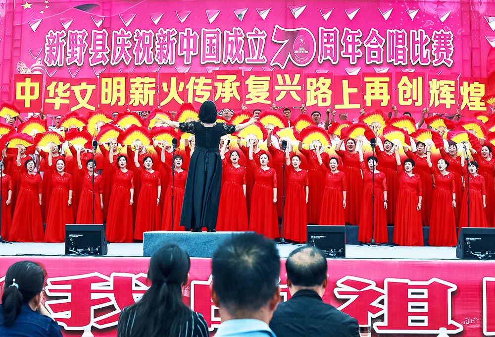 借助扇子、板幅拼湊的舞臺(tái)