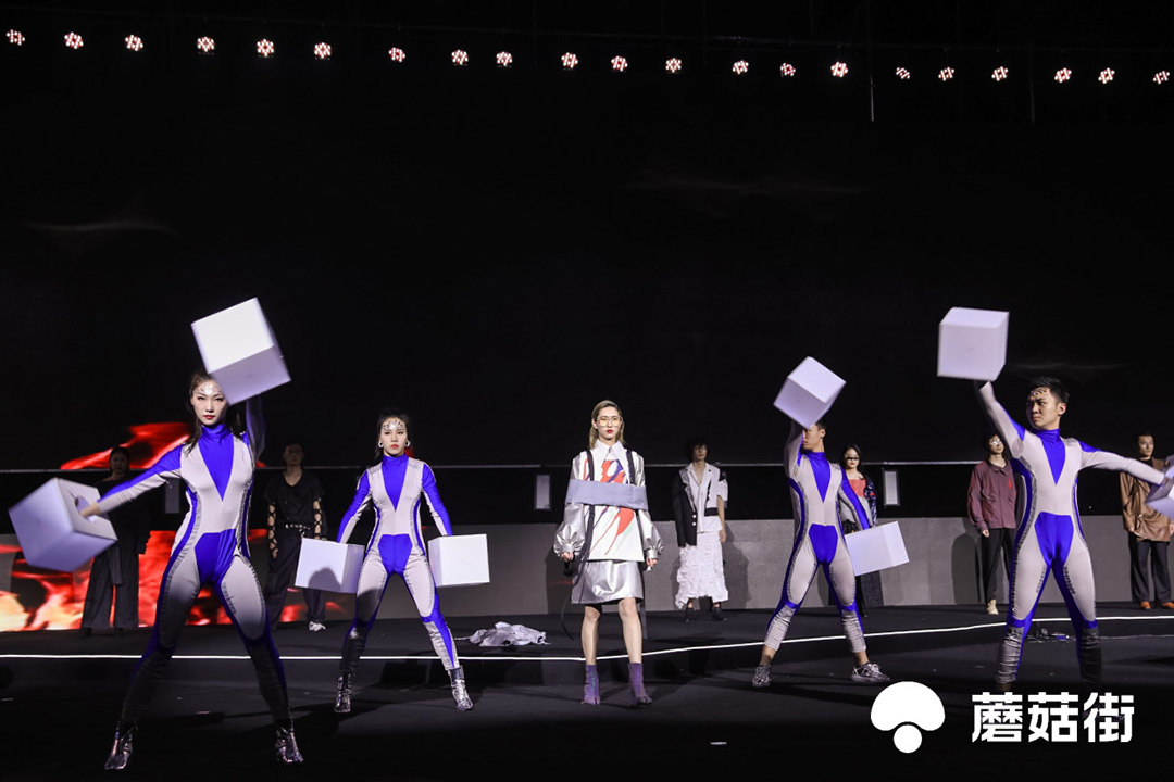 “伊德服人，穿行未來”走秀表演